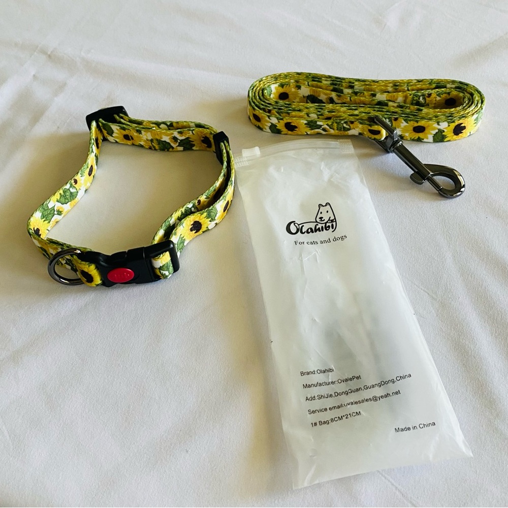 Dog Collar and Lead Set in Sunflower print.  New in package.  Beautiful Set.